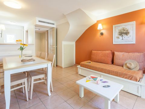 MAISON 8 personnes - 2 chambres + 1 coin nuit - triplex- terrasse - climatisé - rénové