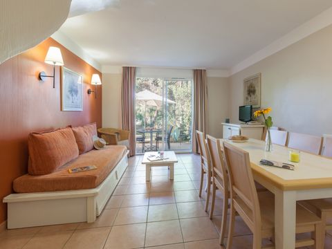 MAISON 8 personnes - 2 chambres + 1 coin nuit - triplex- terrasse - climatisé - rénové