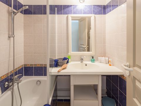 MAISON 8 personnes - 2 chambres + 1 coin nuit - triplex- terrasse - climatisé - rénové