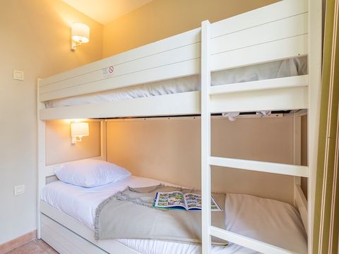 MAISON 8 personnes - 2 chambres + 1 coin nuit - triplex- terrasse - climatisé - rénové