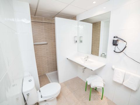 APPARTEMENT 4 personnes - 3 adultes + 1 enfant de moins de 15 ans - 1 chambre - Balcon