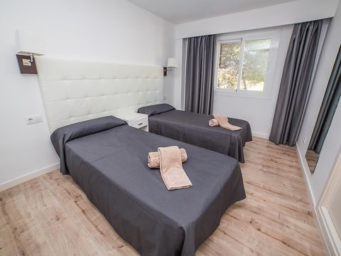 APPARTEMENT 4 personnes - 3 adultes + 1 enfant de moins de 15 ans - 1 chambre - Vue mer - Balcon