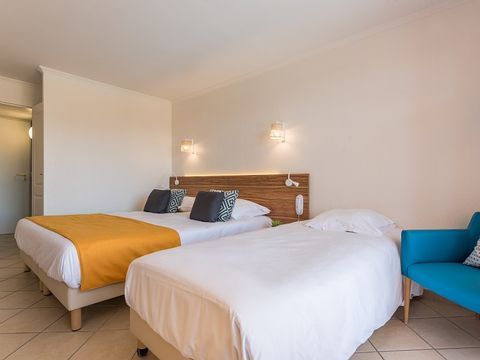 CHAMBRE 3 personnes - Chambre d'hôtel - Triple - Terrasse ou balcon - Vue sur la mer