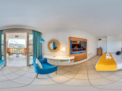 CHAMBRE 3 personnes - Chambre d'hôtel - Triple - Terrasse ou balcon - Vue sur la mer