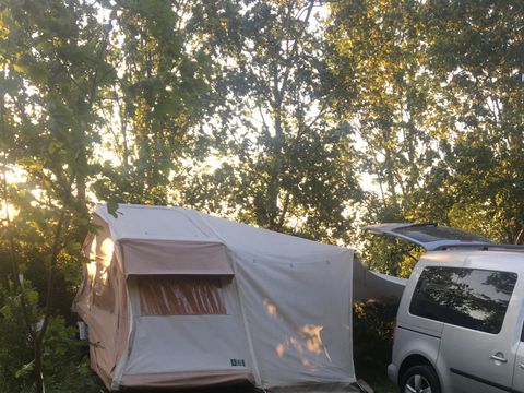 Emplacement - Avec électricité - Uniquement pour tente - Tente-trailer ou minivan