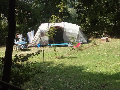 Emplacement - Avec électricité - Uniquement pour tente - Tente-trailer ou minivan