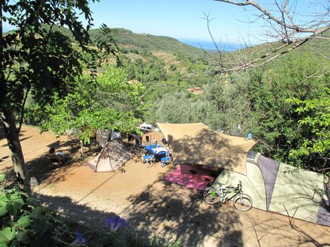 Emplacement - Emplacement Grand: voiture ou moto + tente/caravane ou camping-car + électricité