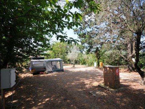 Emplacement - Emplacement Grand: voiture ou moto + tente/caravane ou camping-car + électricité