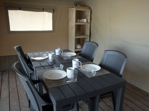 TENTE TOILE ET BOIS 6 personnes - y compris les toilettes