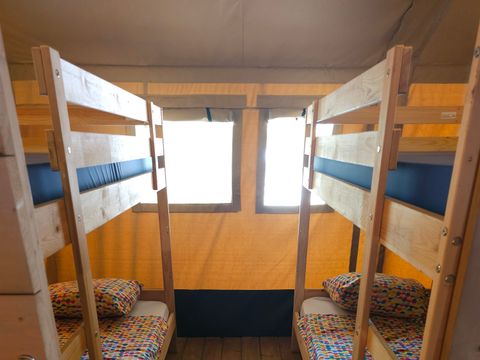 TENTE TOILE ET BOIS 6 personnes - y compris les installations sanitaires