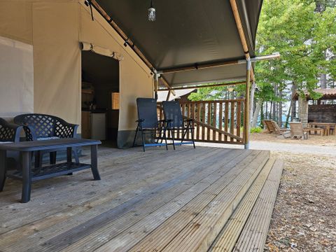 TENTE TOILE ET BOIS 6 personnes - y compris les installations sanitaires