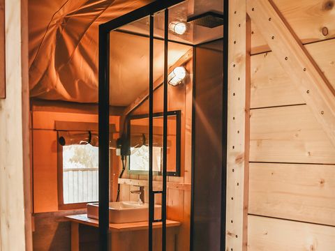 TENTE TOILE ET BOIS 6 personnes - y compris les installations sanitaires