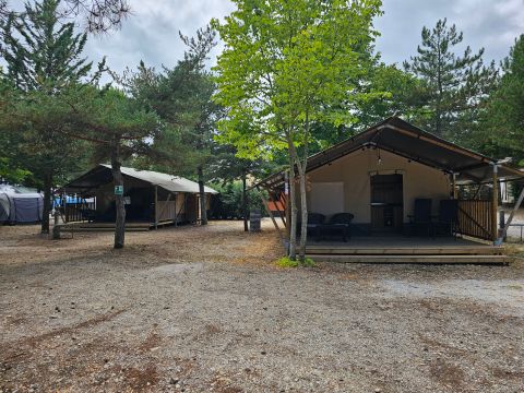 TENTE TOILE ET BOIS 6 personnes - y compris les installations sanitaires