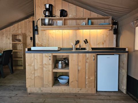 TENTE TOILE ET BOIS 6 personnes - y compris les installations sanitaires