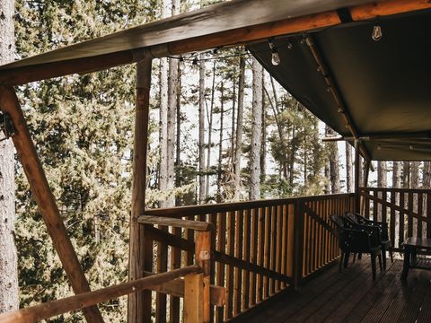 TENTE TOILE ET BOIS 4 personnes - y compris les installations sanitaires