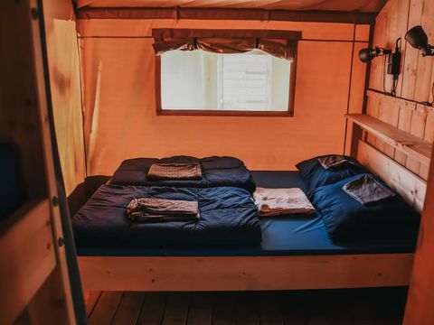 TENTE TOILE ET BOIS 4 personnes - y compris les installations sanitaires