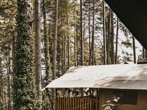 TENTE TOILE ET BOIS 4 personnes - y compris les installations sanitaires