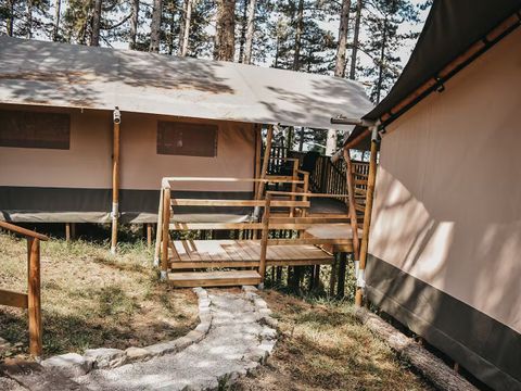 TENTE TOILE ET BOIS 4 personnes - y compris les installations sanitaires