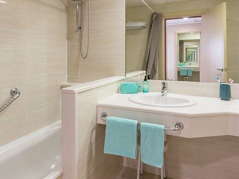 CHAMBRE 2 personnes - BALCON - PETIT-DÉJEUNER INCLUS