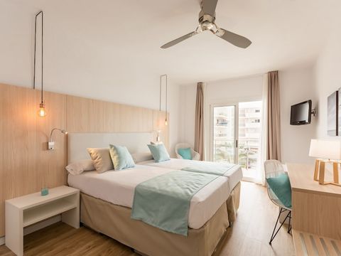 Chambre 3 personnes - 2 adultes + 1 enfant (-12 ans) - Balcon - Vue piscine - Petit déjeuner inclus