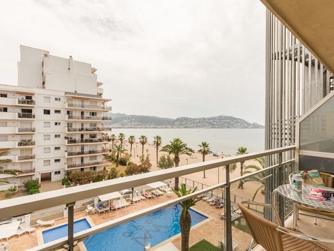 Chambre 3 personnes - 2 adultes + 1 enfant (-12 ans) - Balcon - Vue piscine - Petit déjeuner inclus