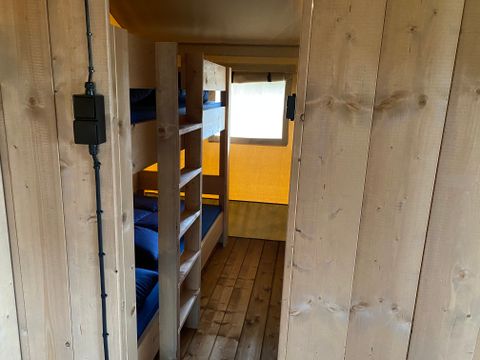 TENTE TOILE ET BOIS 4 personnes - y compris les installations sanitaires