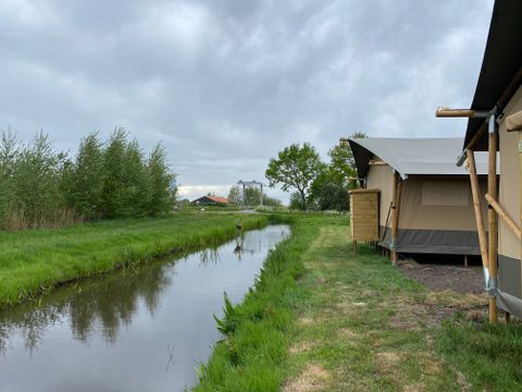 TENTE TOILE ET BOIS 4 personnes - y compris les installations sanitaires