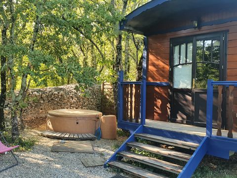 LODGE 5 personnes - Roulotte ( Séjour Premium ) climatisée/ tout inclus version luxe avec Spa privatif / 2 pers inclus
