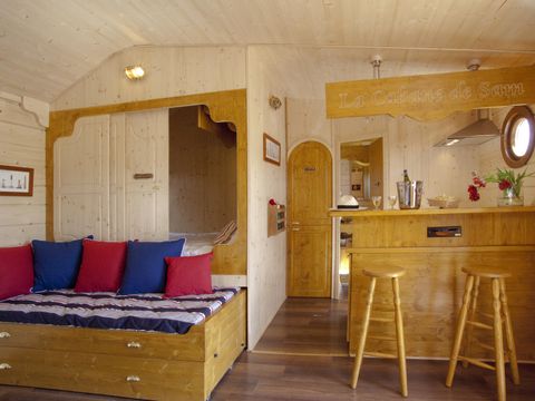 CHALET 5 personnes - Cabane de Sam climatisée ( petite maison de famille, spa privatif sur la terrasse ) / 5 pers inclus
