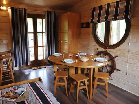 CHALET 5 personnes - Cabane de Sam climatisée ( petite maison de famille, spa privatif sur la terrasse ) / 5 pers inclus