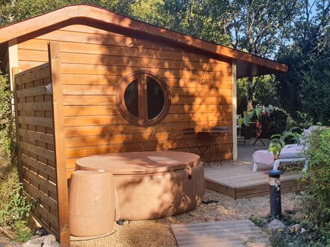 CHALET 6 personnes - Cabane de Sam climatisée ( petite maison de famille, spa privatif sur la terrasse ) / 5 pers inclus