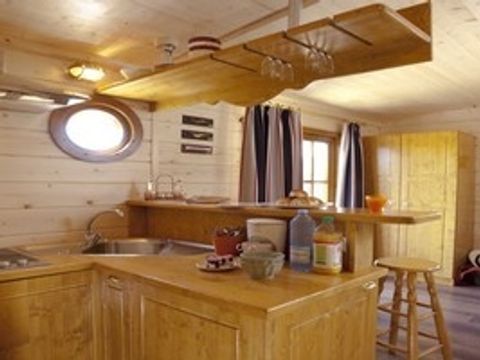 CHALET 5 personnes - Cabane de Sam climatisée ( petite maison de famille, spa privatif sur la terrasse ) / 5 pers inclus
