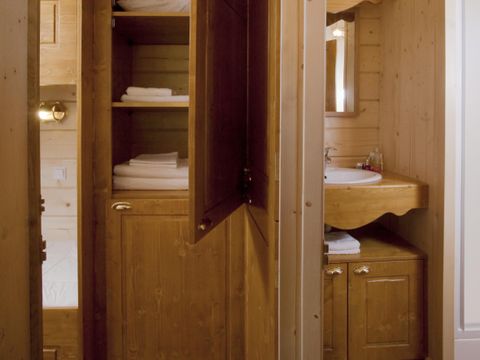 CHALET 5 personnes - Cabane de Sam climatisée ( petite maison de famille, spa privatif sur la terrasse ) / 5 pers inclus