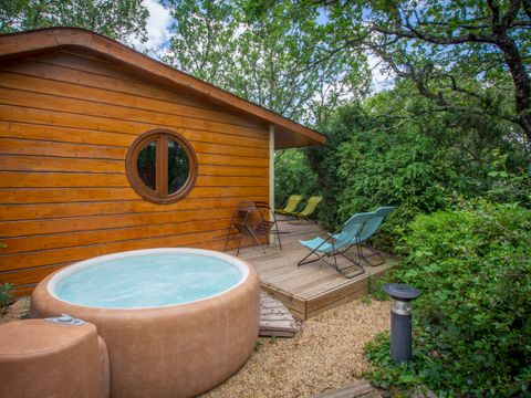 CHALET 5 personnes - Cabane de Sam climatisée ( petite maison de famille, spa privatif sur la terrasse ) / 5 pers inclus