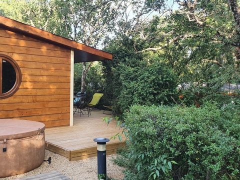 CHALET 6 personnes - Cabane de Sam climatisée ( petite maison de famille, spa privatif sur la terrasse ) / 5 pers inclus