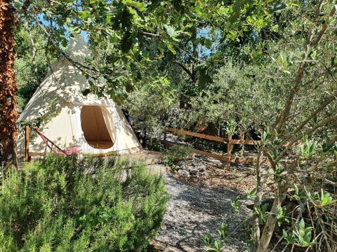 TENTE 2 personnes - TIPI LODGE 6 m² pour 2 pers avec petit déjeuner et Jacuzzi privatif en accès illimité