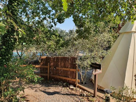 TENTE 2 personnes - TIPI LODGE 6 m² pour 2 pers avec petit déjeuner et Jacuzzi privatif en accès illimité