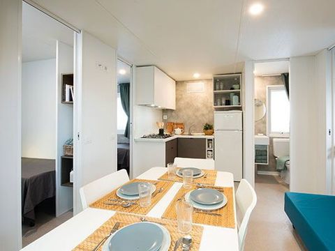 MOBILHOME 6 personnes - Mobil-home | Premium | 3 Ch. | 6 Pers. | Terrasse surélevée | 2 SDB | Clim. | TV