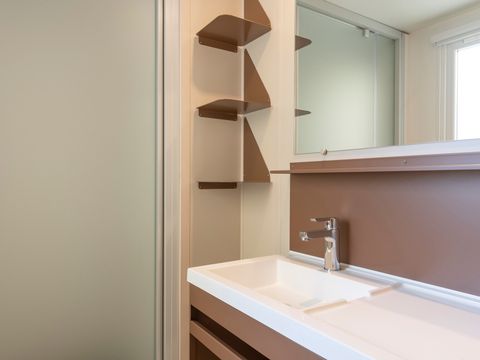 MOBILHOME 6 personnes - Mobil-home | Premium | 3 Ch. | 6 Pers. | Terrasse surélevée | 2 SDB | Clim. | TV