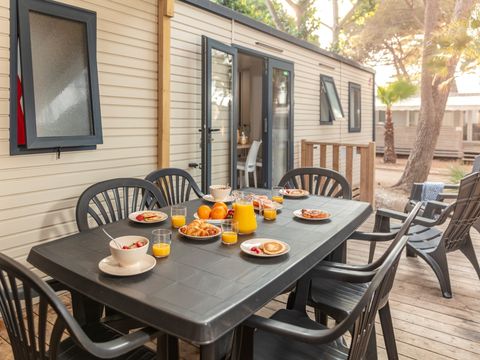 MOBILHOME 8 personnes - Mobil-home | Comfort XL | 4 Ch. | 8 Pers. | Terrasse surélevée | 2 SDB | Clim. | TV