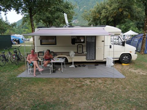 Emplacement - Emplacement Premium: 2 personnes, véhicule + électricité