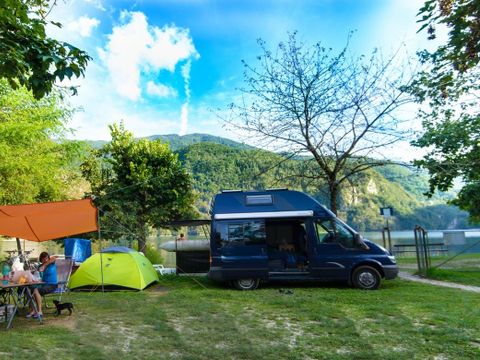 Emplacement - Emplacement Premium: 2 personnes, véhicule + électricité