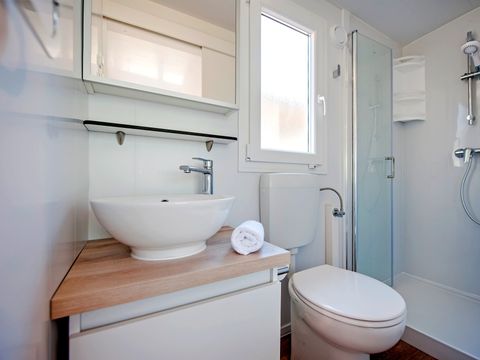 Mobilhome 6 personnes - Comfort XL | 2 Ch. | 4/6 Pers. | Terrasse surélevée | 2 SDB | Clim. | TV