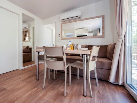 Mobilhome 6 personnes - Comfort XL | 2 Ch. | 4/6 Pers. | Terrasse surélevée | 2 SDB | Clim. | TV