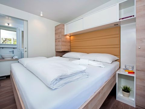 Mobilhome 6 personnes - Comfort XL | 2 Ch. | 4/6 Pers. | Terrasse surélevée | 2 SDB | Clim. | TV