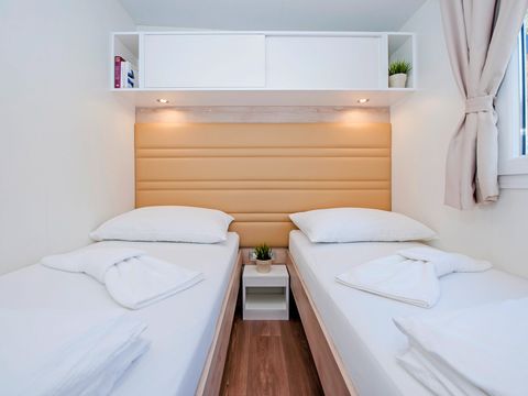 Mobilhome 6 personnes - Mobil-home | Comfort XL | 2 Ch. | 4/6 Pers. | Terrasse surélevée | 2 SDB | Clim. | TV