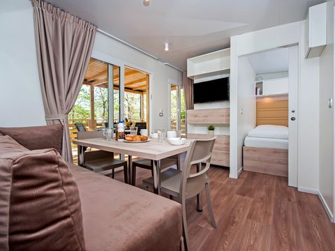Mobilhome 6 personnes - Comfort XL | 2 Ch. | 4/6 Pers. | Terrasse surélevée | 2 SDB | Clim. | TV