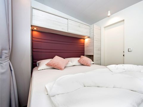 Mobilhome 6 personnes - Mobil-home | Comfort XL | 3 Ch. | 6 Pers. | Terrasse surélevée | 2 SDB | Clim. | TV
