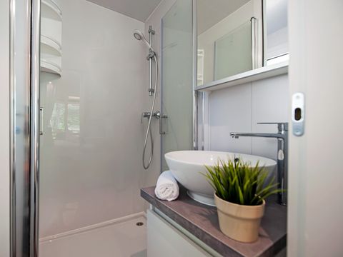 Mobilhome 6 personnes - Mobil-home | Comfort XL | 3 Ch. | 6 Pers. | Terrasse surélevée | 2 SDB | Clim. | TV