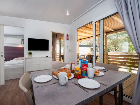 Mobilhome 6 personnes - Mobil-home | Comfort XL | 3 Ch. | 6 Pers. | Terrasse surélevée | 2 SDB | Clim. | TV